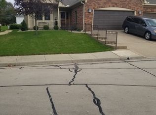 18 Aspen Ct, Bloomington, IL