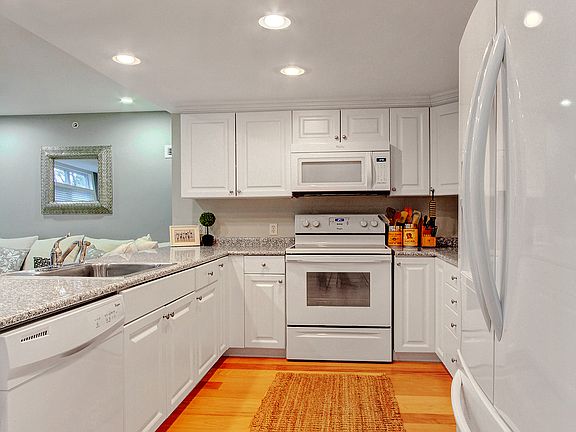 5th image of 3250 Fairfield Ave APT 123