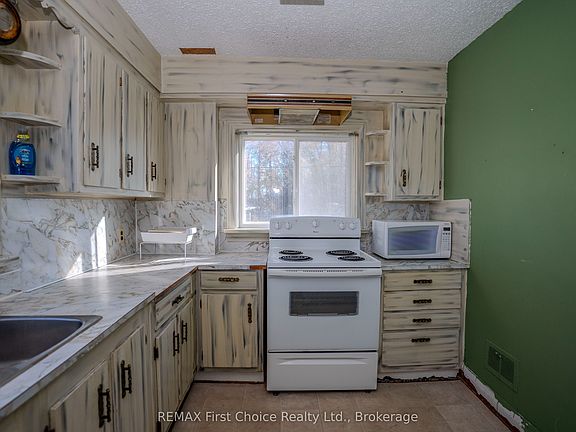 5th image of 1004 Alberta St