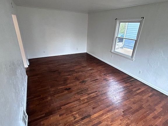 3rd image of 1549 Gladstone Dr SE