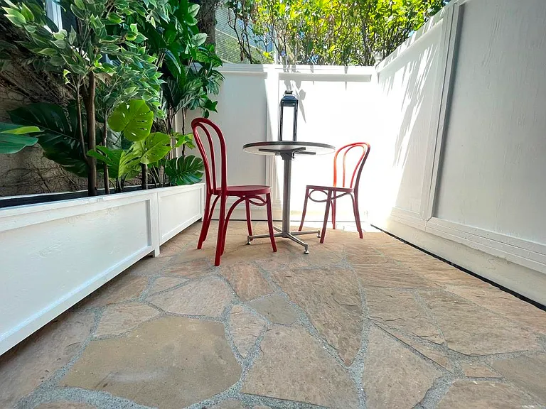 2285 N Beachwood Dr #5 — Photo 9