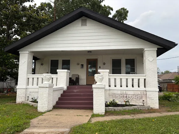 305 W Ray Ave, Christopher, IL 62822