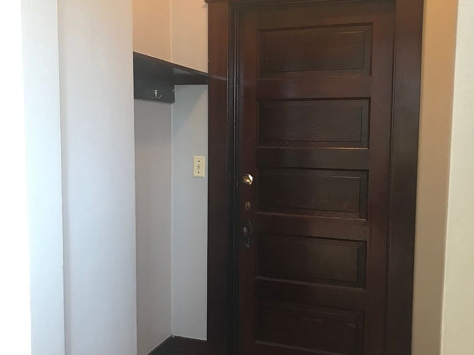 Entryway. (Photo is of a mirror-image apartment.)