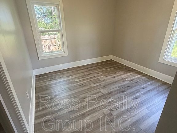 4th image of 2752 Monroe St