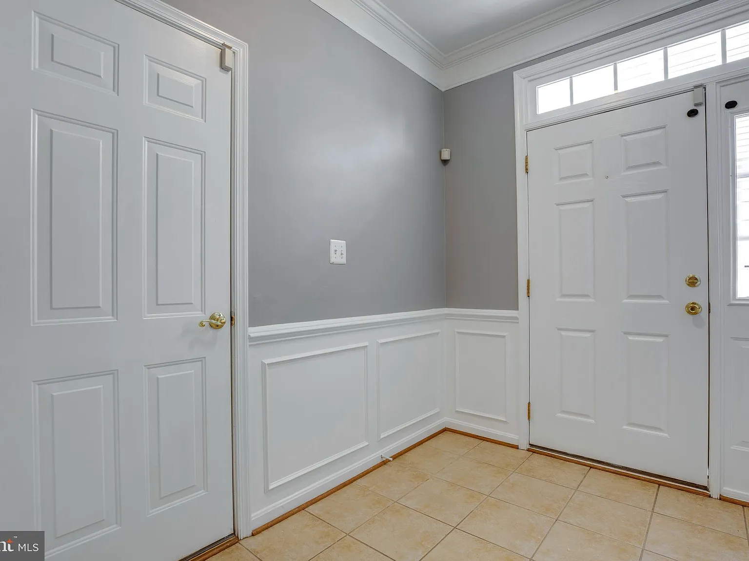 4 bed, 3.5 bath, 2462 sqft, $3,200 — Photo 2