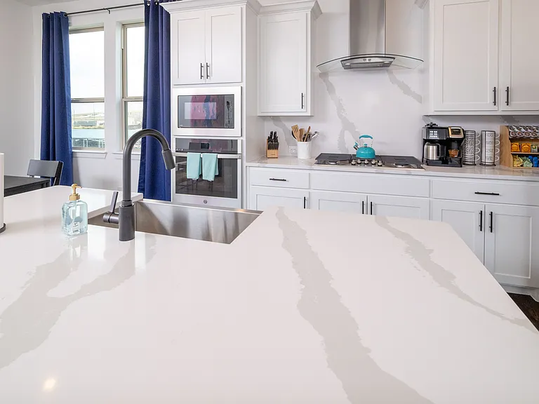 Fully stocked kitchen with plenty of room for the whole family!