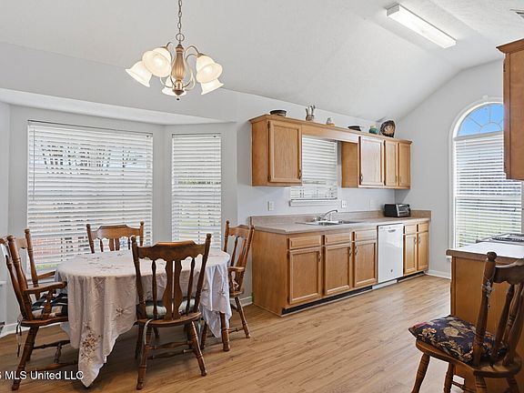 5th image of 204 White Oak Pl