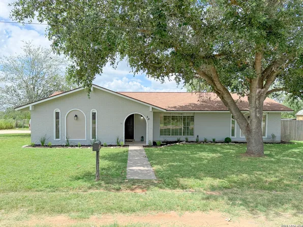 401 BLUEBONNET AVE, Devine, TX 78016