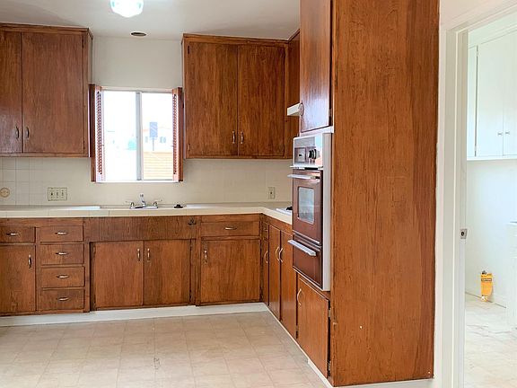 3rd image of 822 W 10th St APT 5