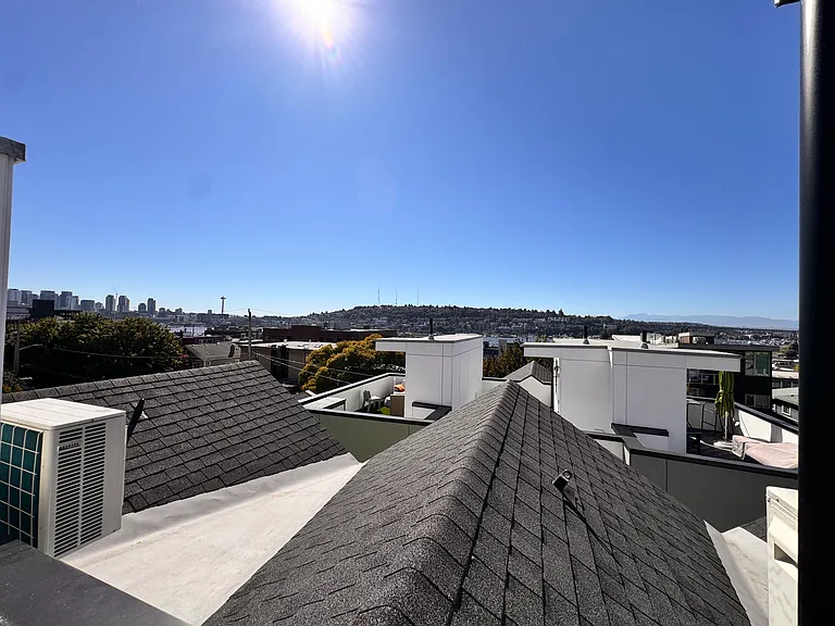 2344 Franklin Ave E — Photo 69