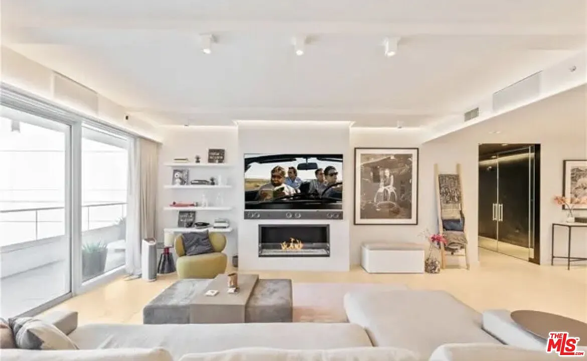 3 bed, 4.0 bath, 2600 sqft, $17,500 — Photo 1