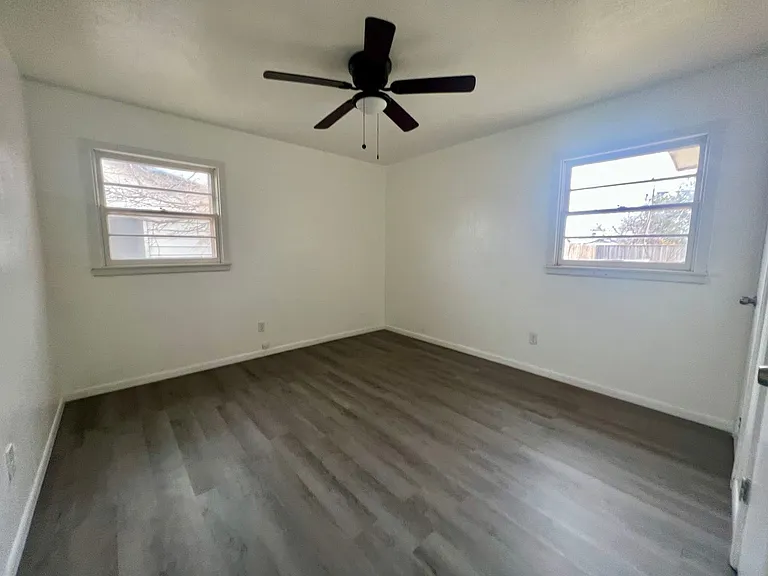 704 E Yucca Ln — Photo 8