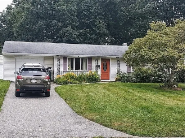 28 Lazywood Ln, Swansea, MA 02777