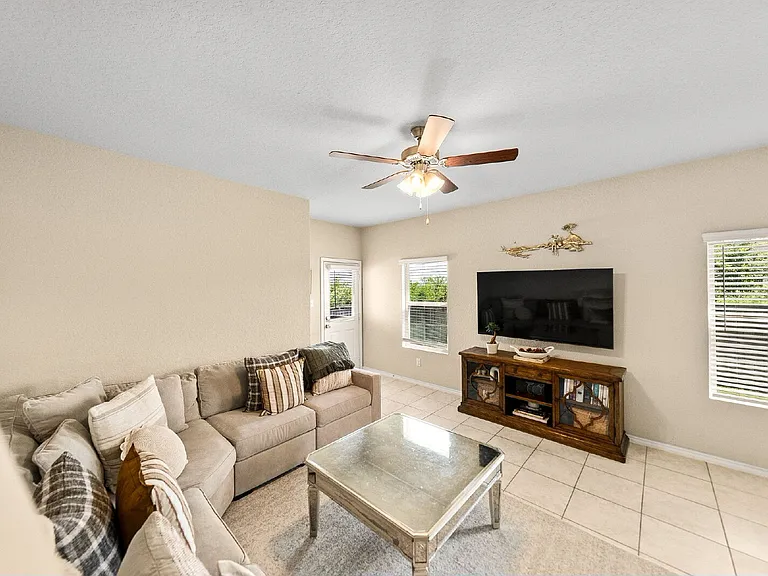 5702 Cicada Cir — Photo 8