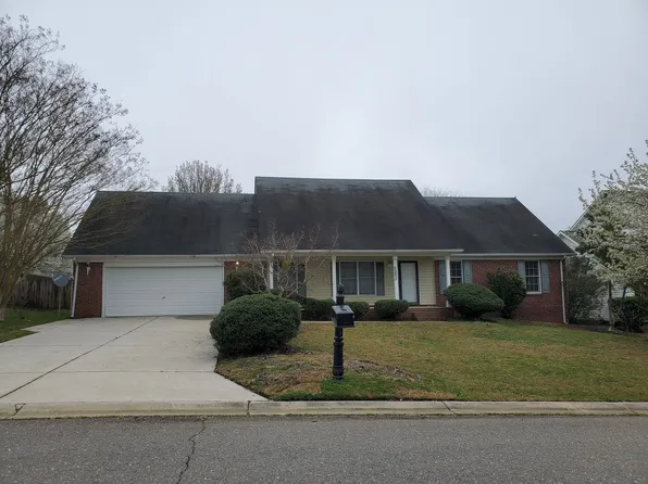 2823 Franzia Dr, Fayetteville, NC 28306