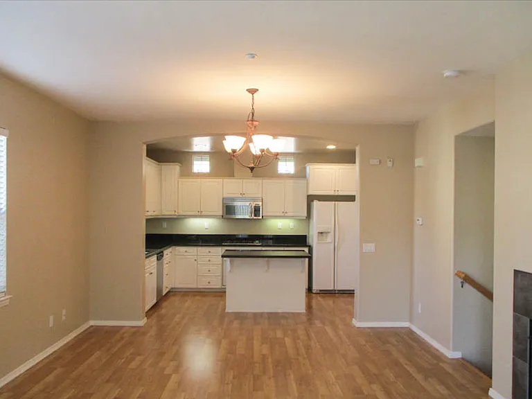 323 Bishop Dr — Photo 3