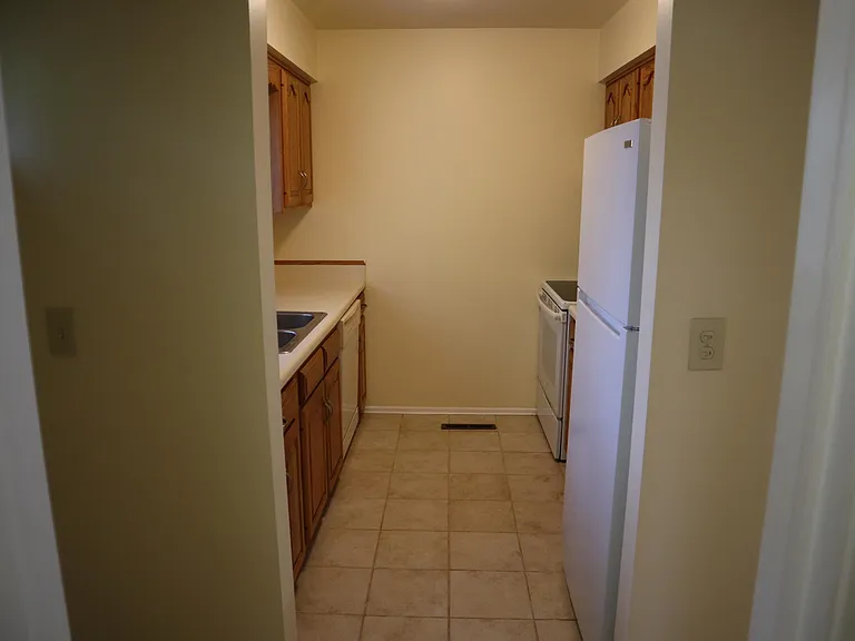 951 Barclay Ln — Photo 6