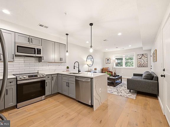 4th image of 1948 3rd St NE #D