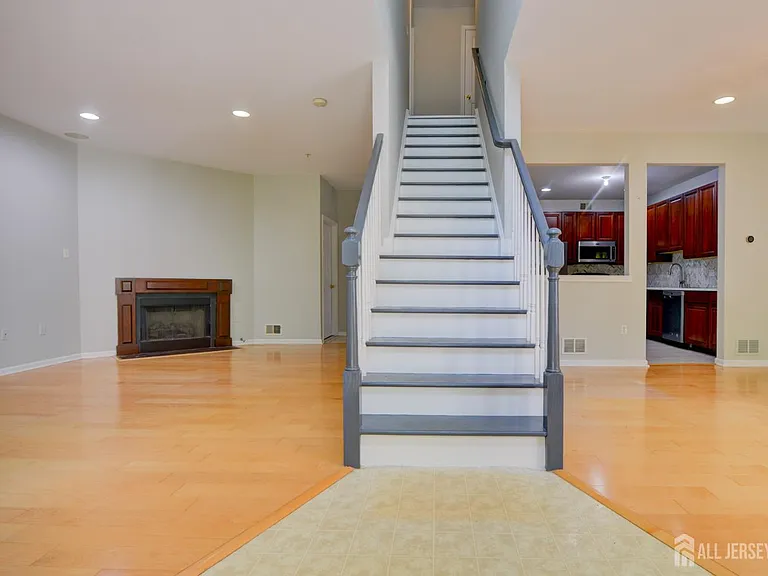 34 Forest Dr — Photo 2