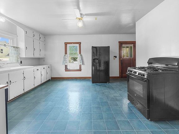 3rd image of 1315 Virginia St