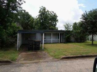 318 W 12th St, Shiner, TX 77984