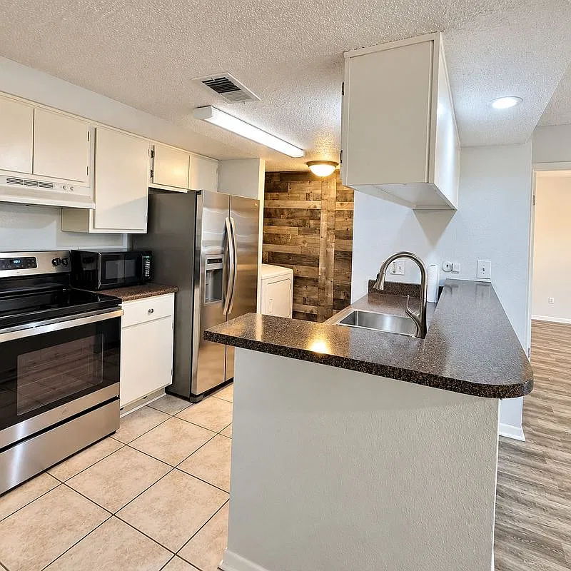 2 bed, 2.0 bath, 998 sqft, $1,375 — Photo 3