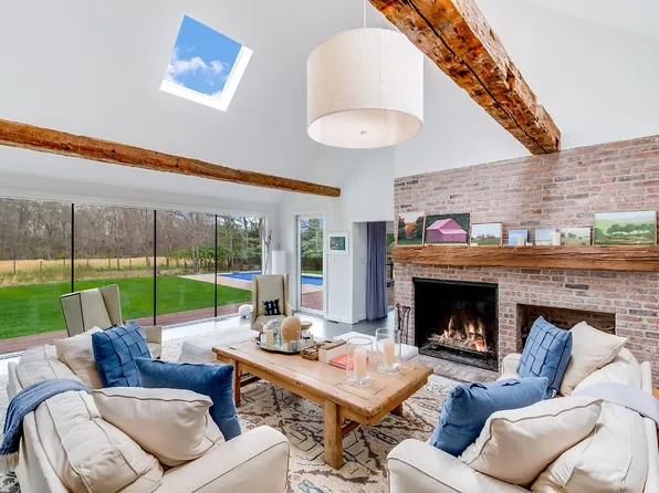 https://photos.zillowstatic.com/fp/bd98a7a89b328da14ca81e54b0324da4-p_e.webp