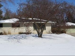 W198N9496 Wellington Dr, Menomonee Falls, WI 53051