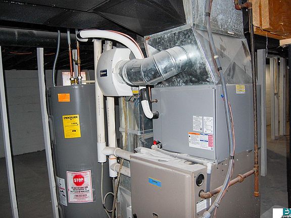 4th image of 810 S 9th St