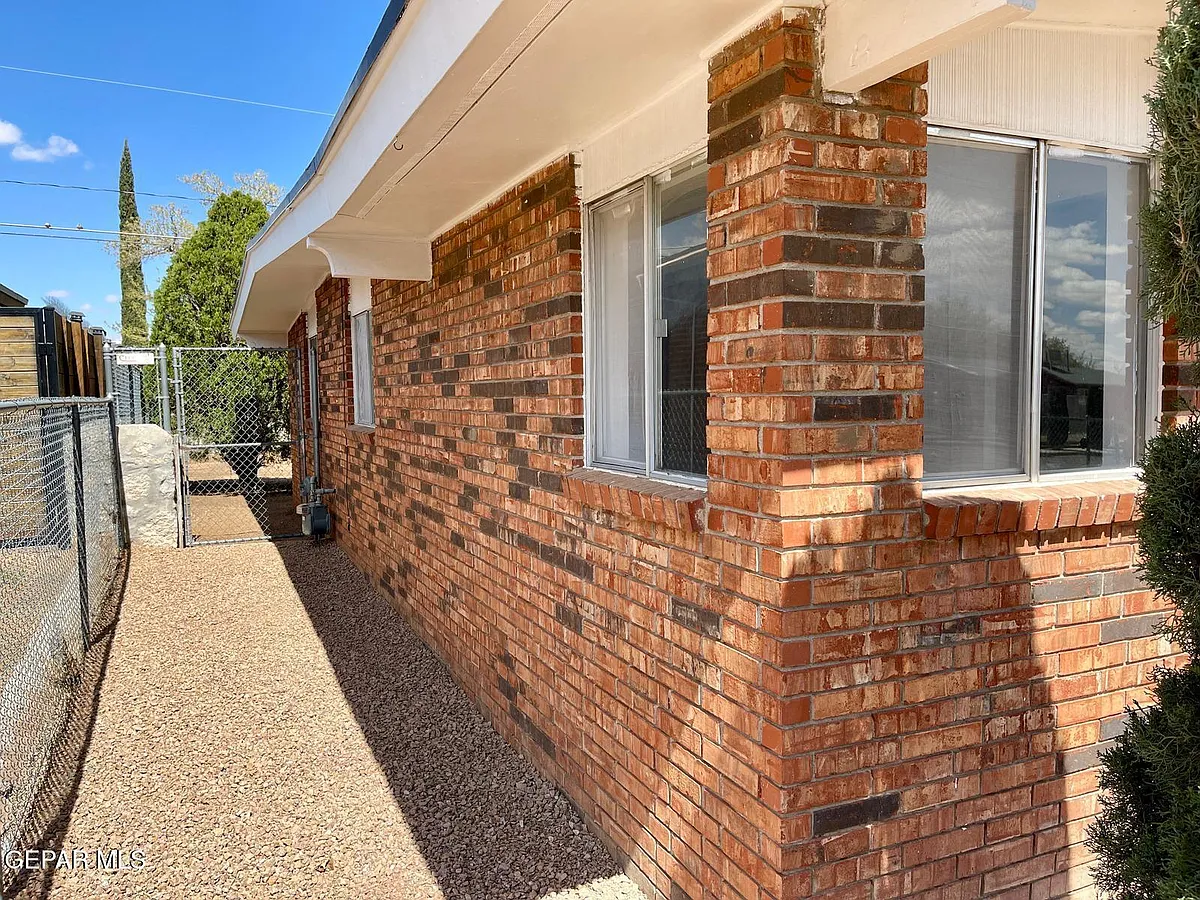 Building Photo - 4917 Royal Dr