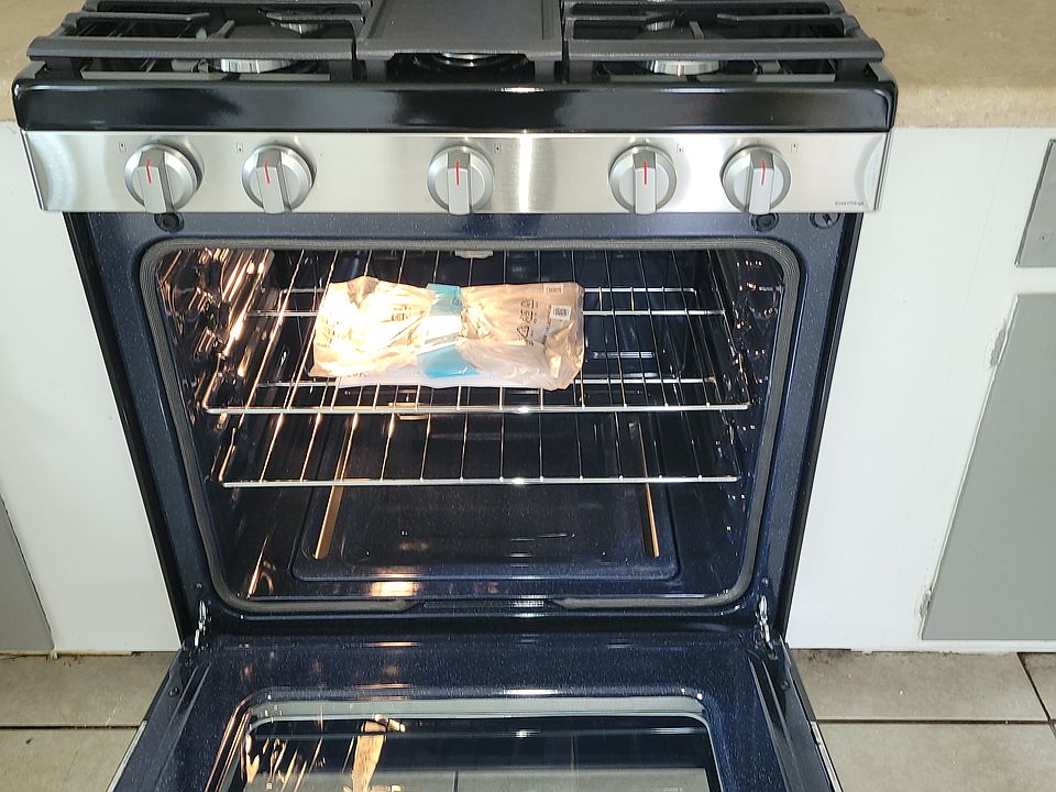 Brand new stove as of 05/27/2024. Never been used before. 2024 renter will be the first user