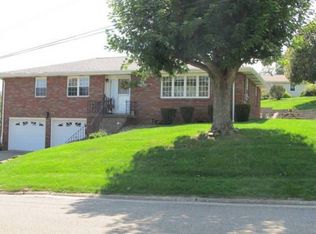 206 Dennis Ln, Saint Clairsville, OH 43950