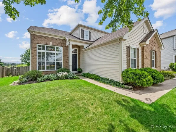2033 Greenview Dr, Woodstock, IL 60098