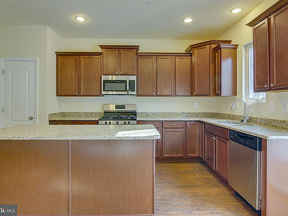 3rd image of 517 Kinglets Roost Ln