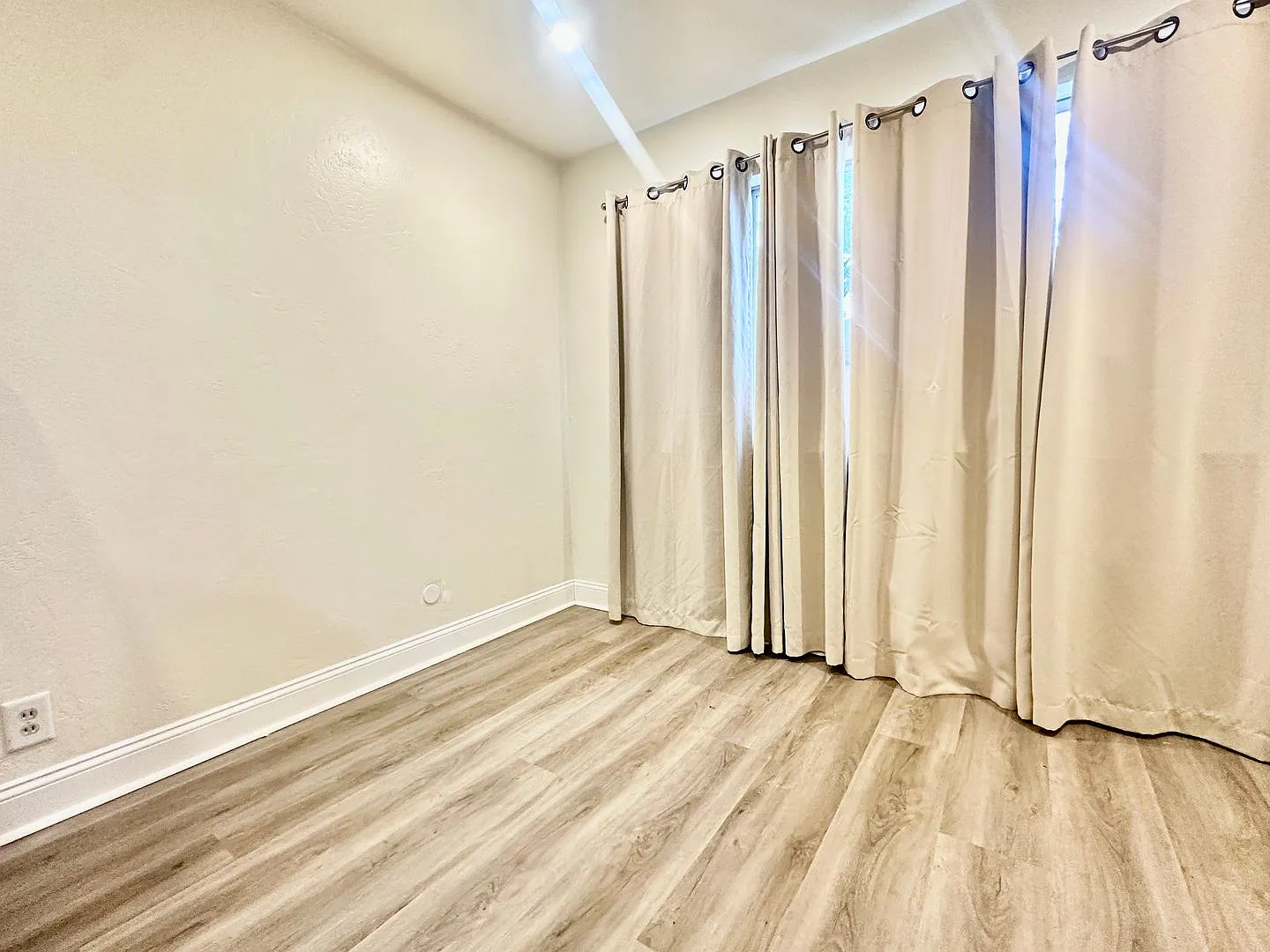 Clean two Bedroom Condo with Pool and Backyard — Photo 4