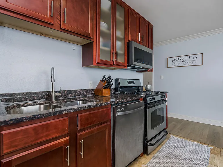 700 E 8th St #14 — Photo 12