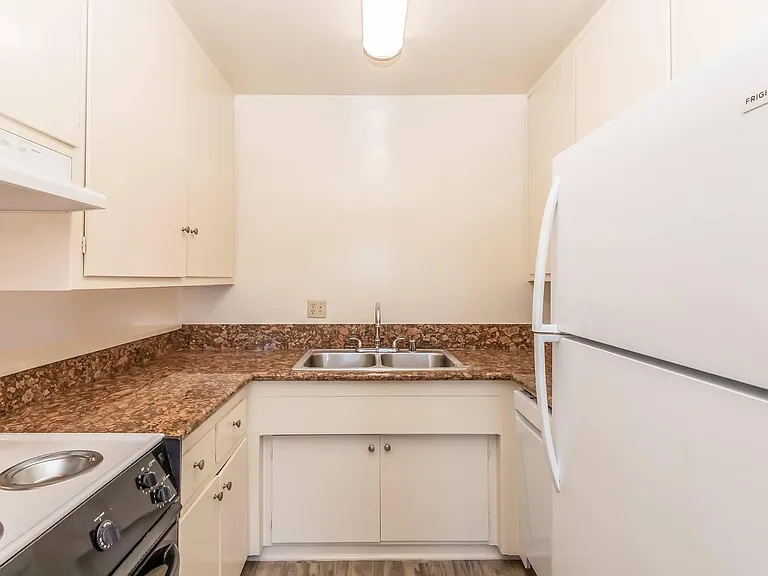 Ocean West Apartments — Photo 23