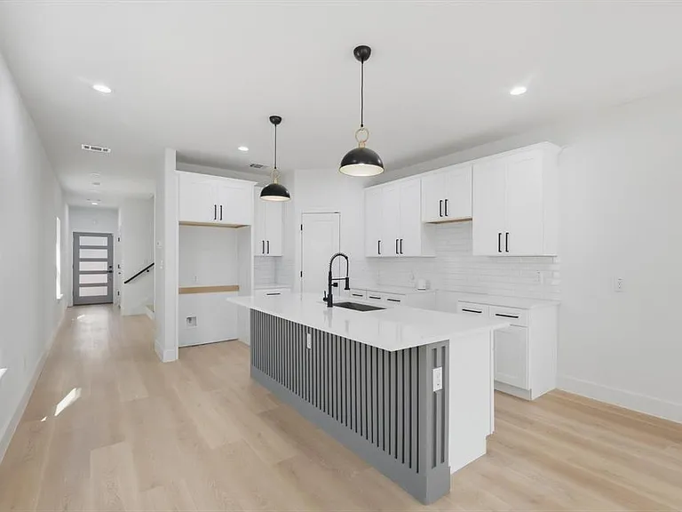 2532 Lowery St — Photo 9