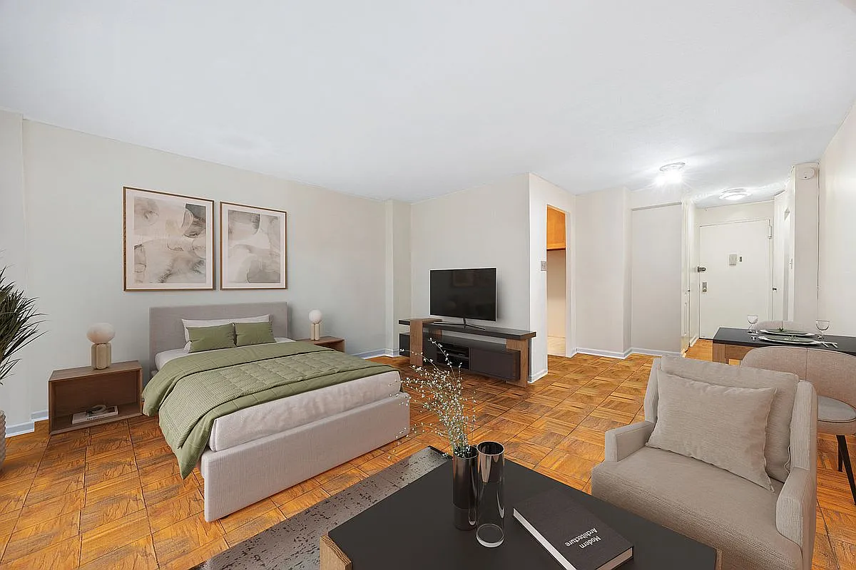 220 E 60th St APT 4G photo 1
