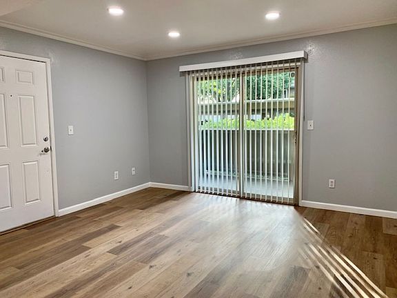 3rd image of 1163 Lakeview Cir
