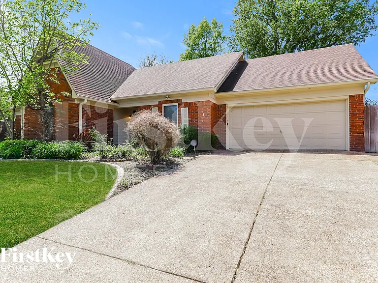 3707 Oak Forest Dr — Photo 2