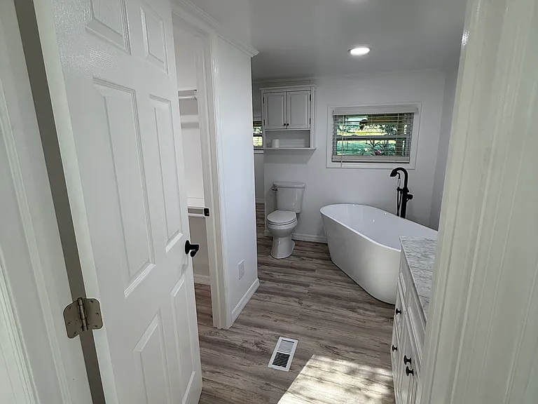 978 Bay Dr — Photo 2