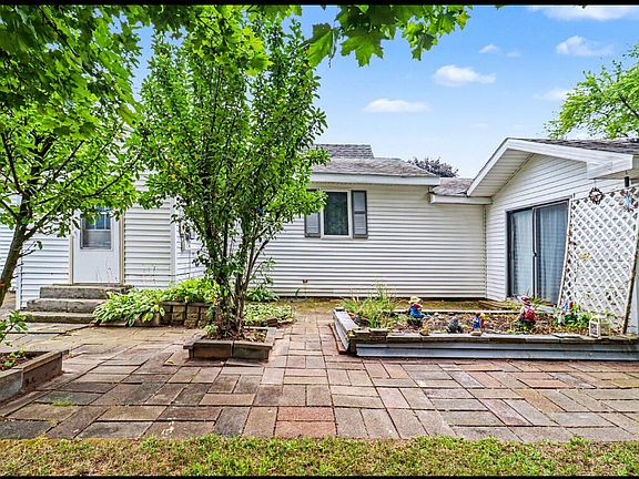 5th image of 323 Evergreen St