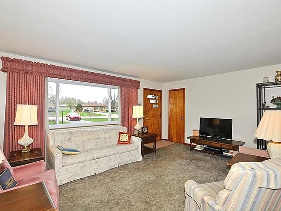 3rd image of 210 Woodhill Dr