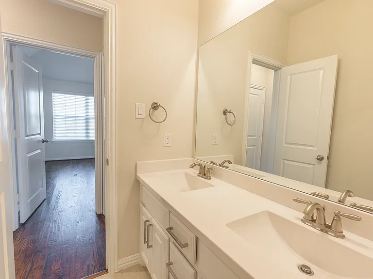 825 Warwick Blvd — Photo 9