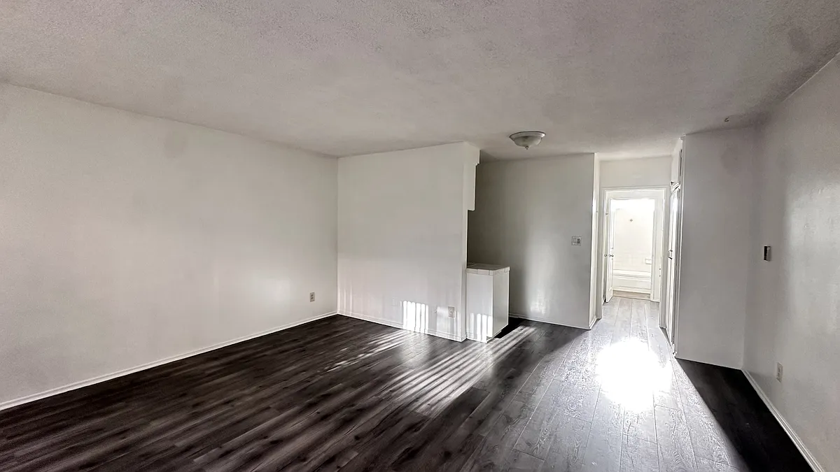 Building Photo - 13029 Vanowen St #6