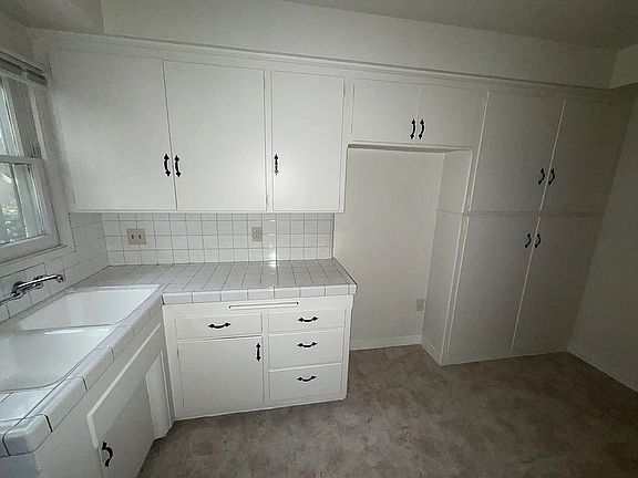 5th image of 835 Austin Ave #2