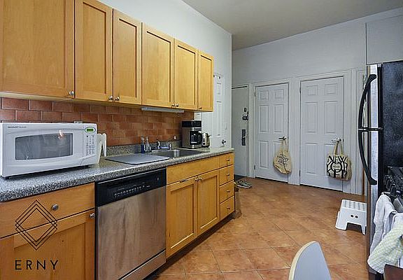 4th image of 860 Manhattan Ave APT 2L
