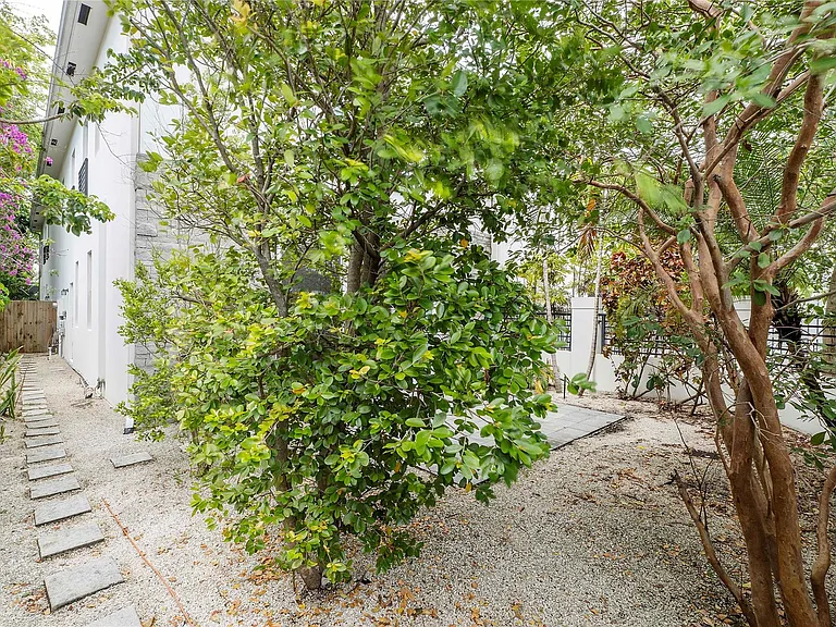 825 NE 17th Way — Photo 26