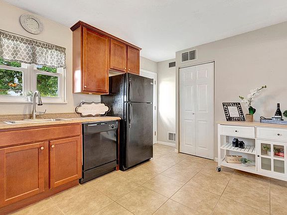 5th image of 12012 Colonial Dr